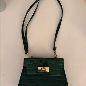 Elegant Green Croc-Embossed Women's Bag